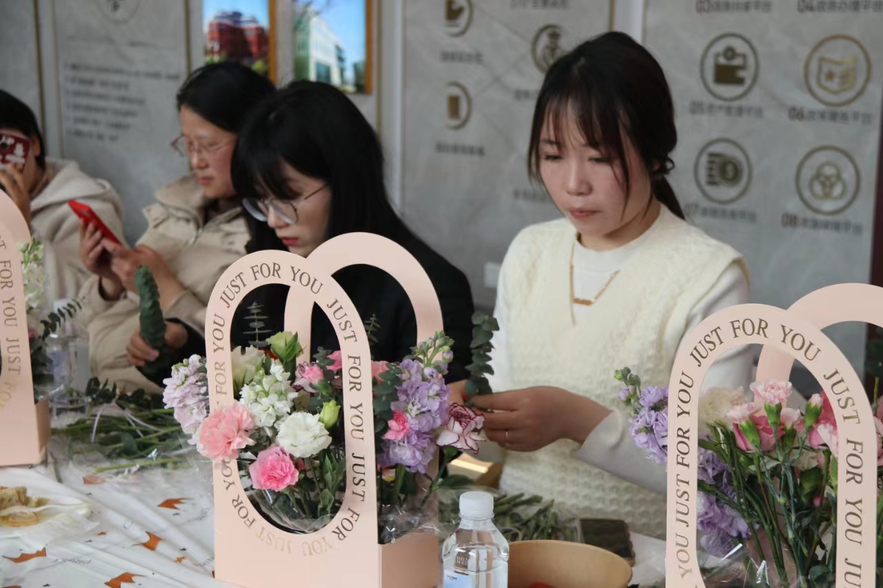Heute hat Elim eine Aktivität von Blumenarrangements gestartet, um den Internationalen Frauentag zu feiern