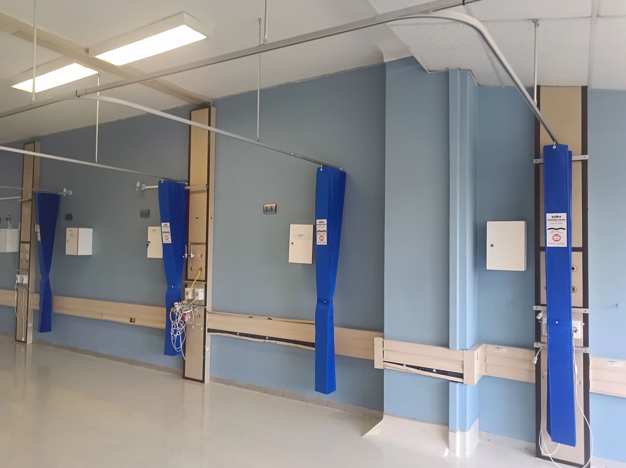 Elim verfügbarer Kabinenvorhänge erhöhen die Hygienestandards in afrikanischen Gesundheitseinrichtungen: Drittwellenversorgungen Aktien der Installationserfolg